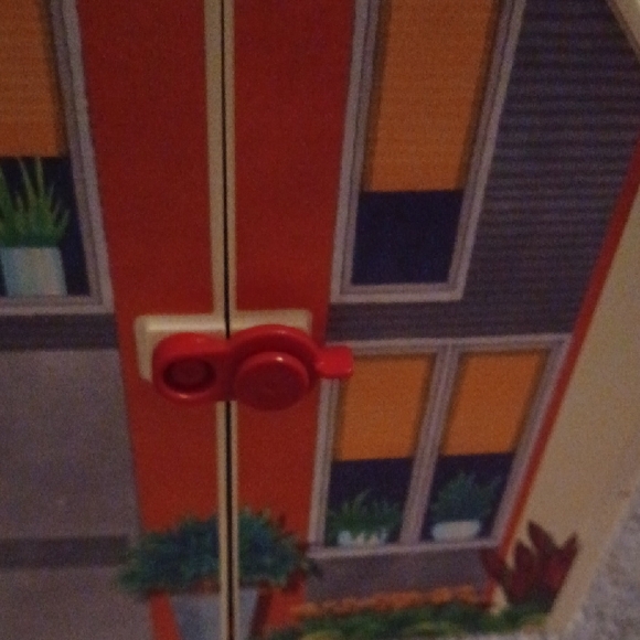 Red and White Dollhouse Carry Case - Picture 6 of 10